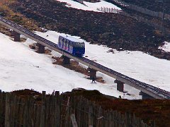 3075_Funicular_and_snowboarder