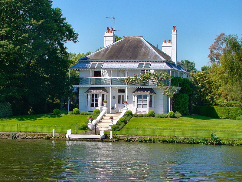 3637_Cottage_on_the_river.JPG
