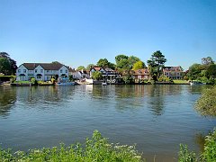 3627_Restaurant_and_houses_on_the_river