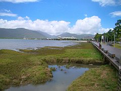 0887_Cairns_Esplanade_fairly_high_tide