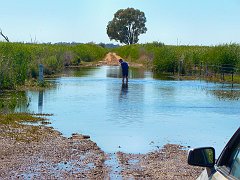 5038_Checking_the_crossing_at_Monkeygar_Creek