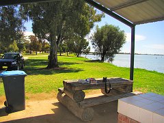5404_Lunch_spot_on_Lake_Boga
