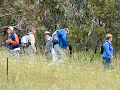 6350_Two_bushwalking_groups_meet