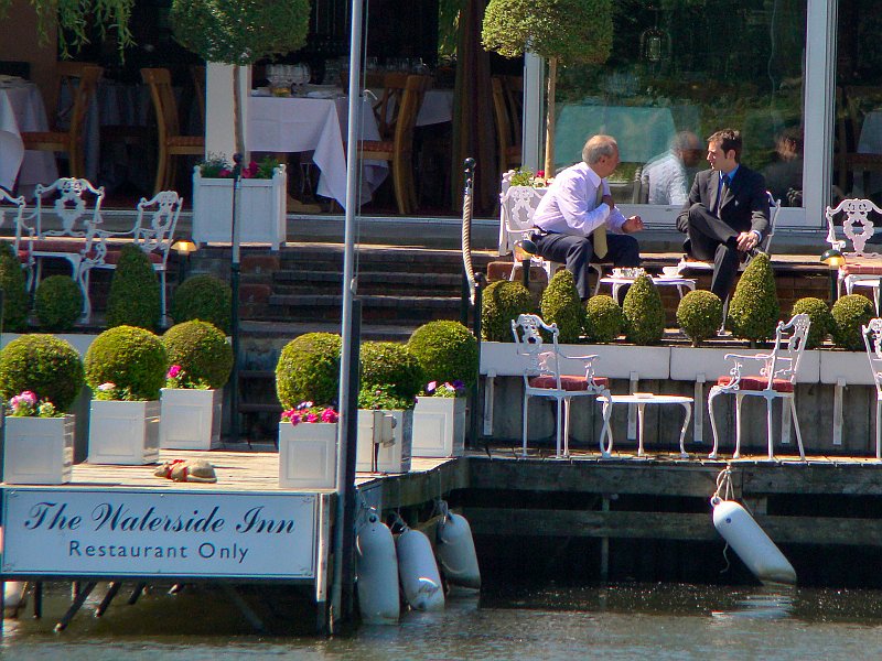 3640_Morning_coffee_meeting_on_the_river.JPG
